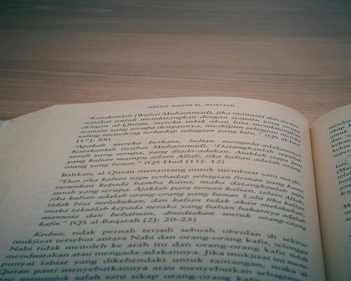 Buku dan kacamata tersusun rapi, simbol jeda dari pekerjaan