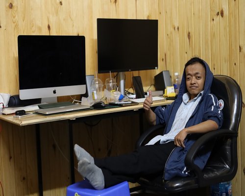 Seorang karyawan kantor meregangkan bahu saat istirahat